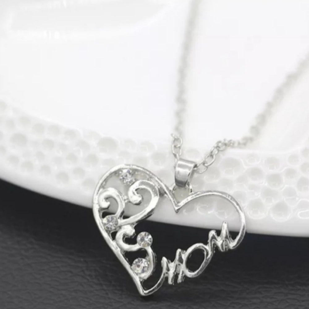NEW Silver Heart Necklace "Mom" Heart Pendant on matching silver chain 18-20"NWT - Picture 5 of 7
